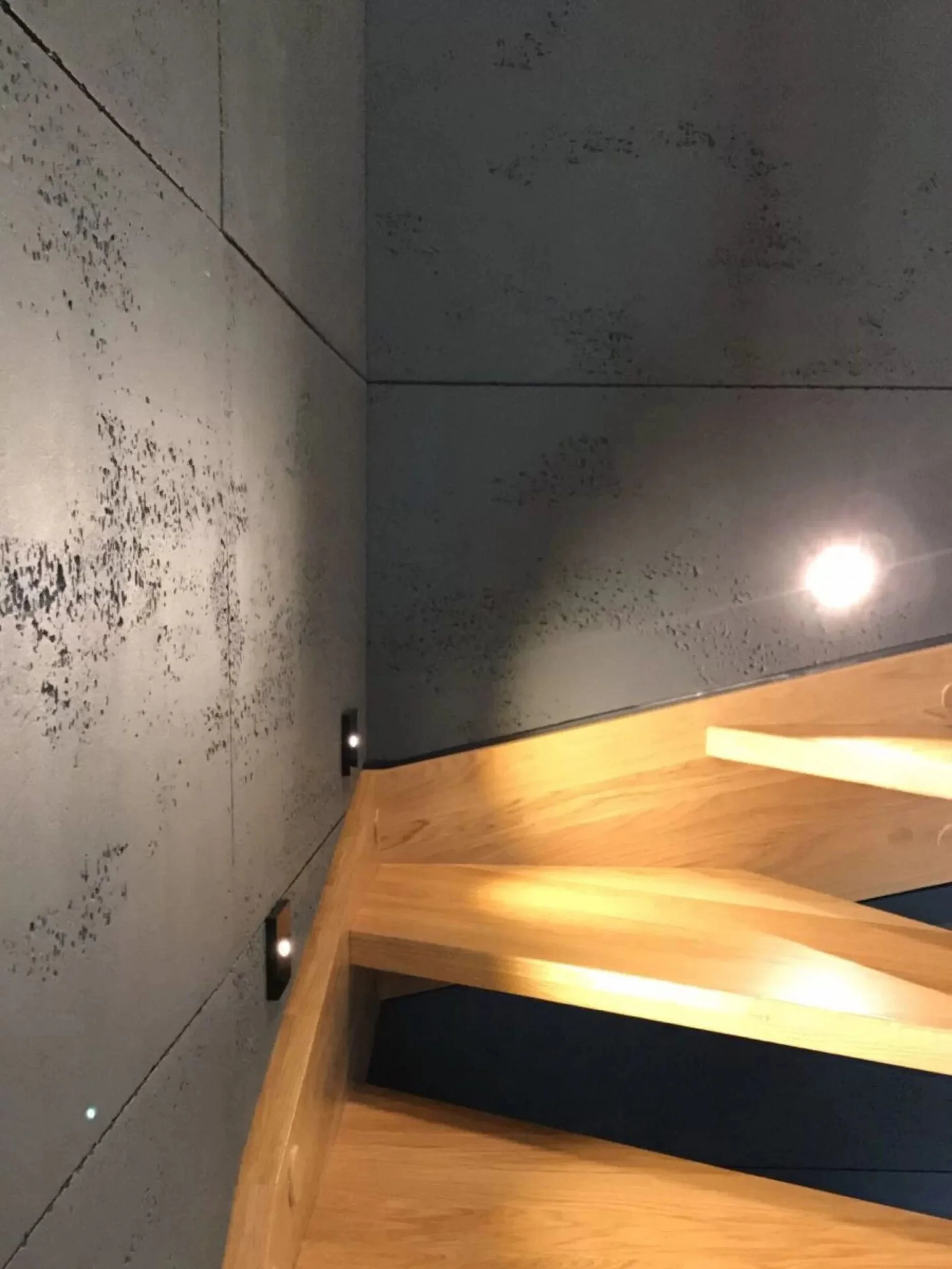 Schody w domu Klienta VHCT z betonem architektonicznym 2D