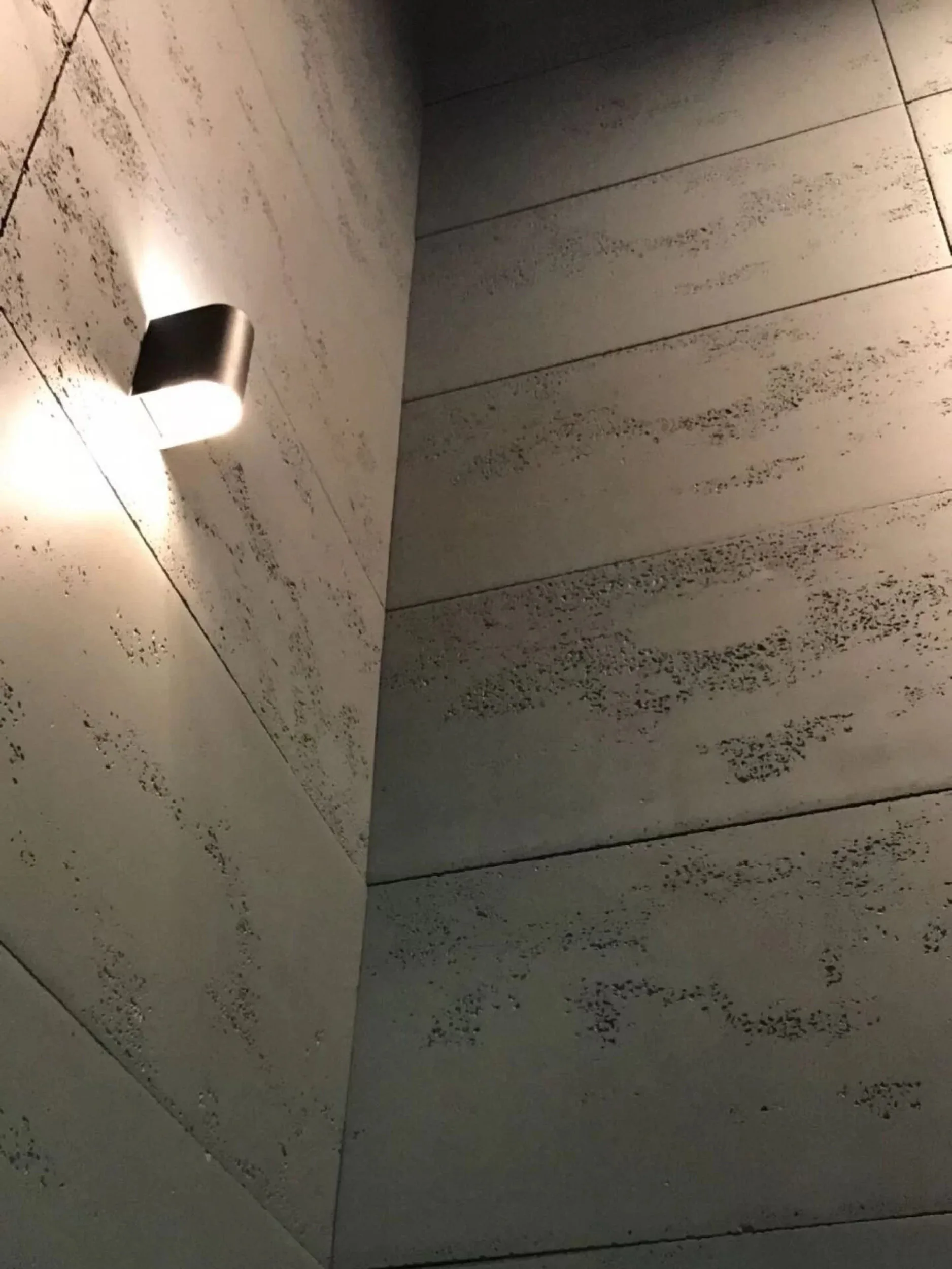 Detal realizacji Klienta VHCT z płytami betonowymi 2D i oświetleniem