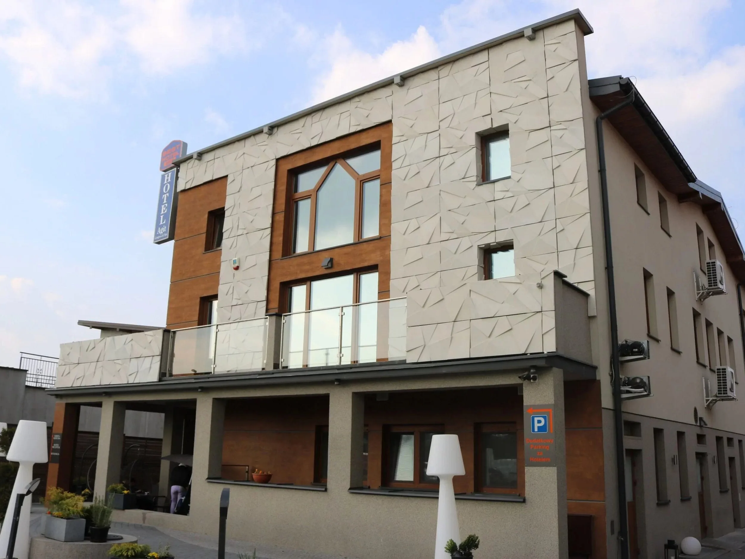 Realizacja elewacji Klienta VHCT z betonową płytą PB05